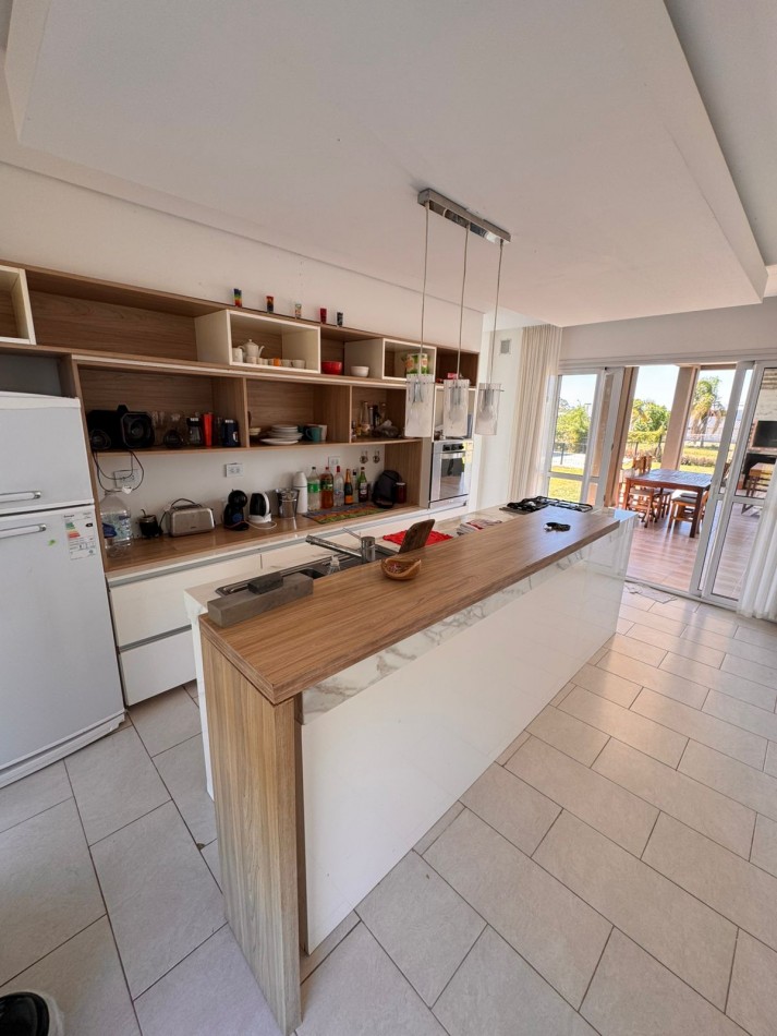 Casa 4 dorm 5 baños en Oro Verde