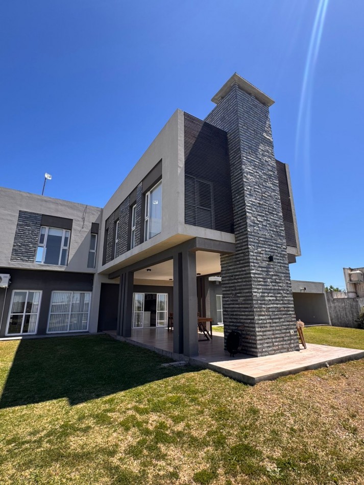 Casa 4 dorm 5 baños en Oro Verde