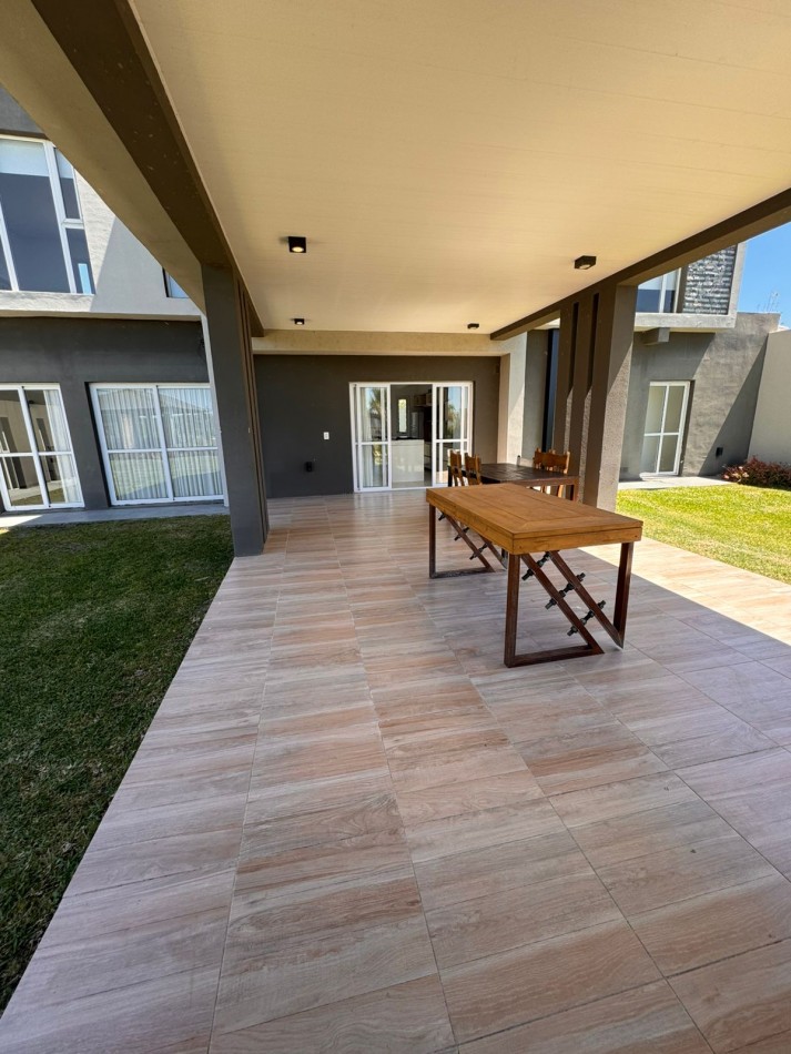 Casa 4 dorm 5 baños en Oro Verde