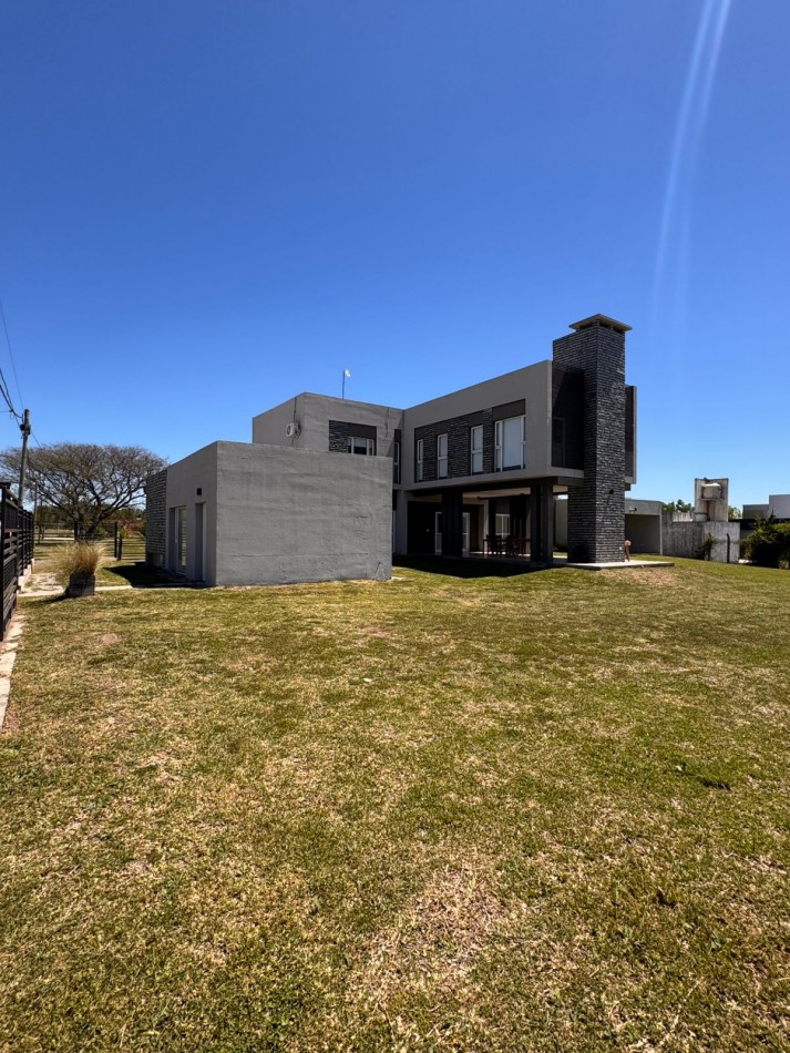 Casa 4 dorm 5 baños en Oro Verde