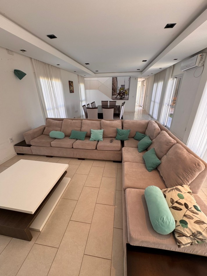 Casa 4 dorm 5 baños en Oro Verde