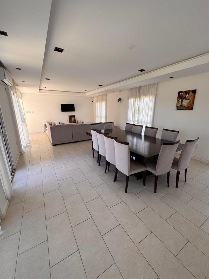 Casa 4 dorm 5 baños en Oro Verde