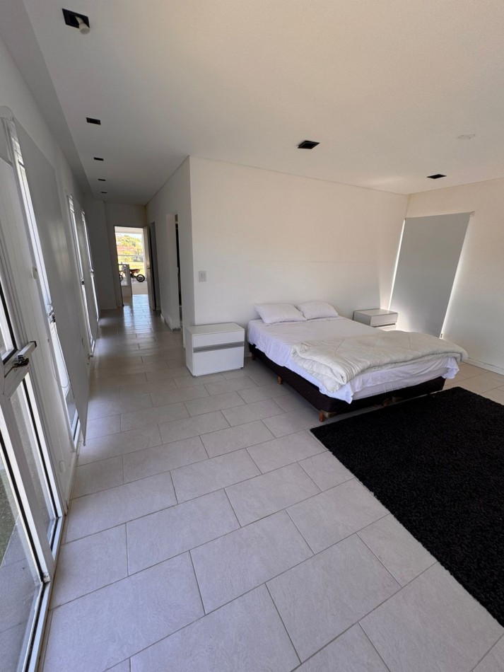 Casa 4 dorm 5 baños en Oro Verde