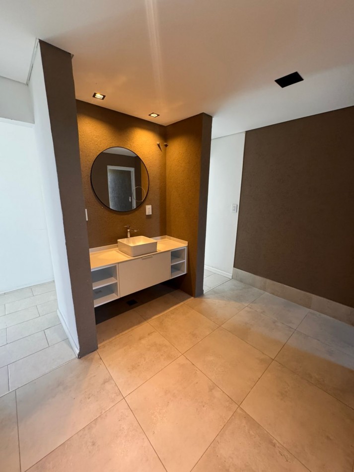 Casa 4 dorm 5 baños en Oro Verde