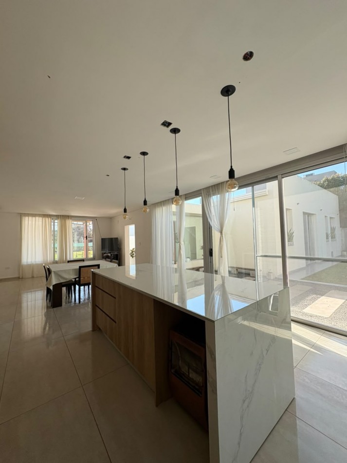 CASA EN VENTA 3 DORM ACCESO NORTE